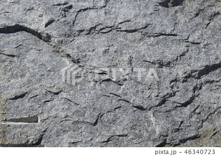 荒い岩肌 荒い岩肌 46340723