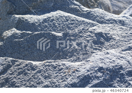 荒い岩肌 荒い岩肌 46340724