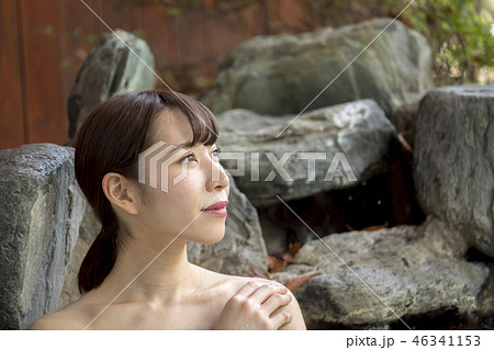 温泉 露天風呂 女性 入浴シーンの写真素材