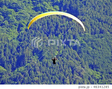 パラうライダー飛行中 46341285