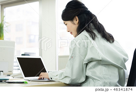 作業着の女性 作業着の女性 46341874