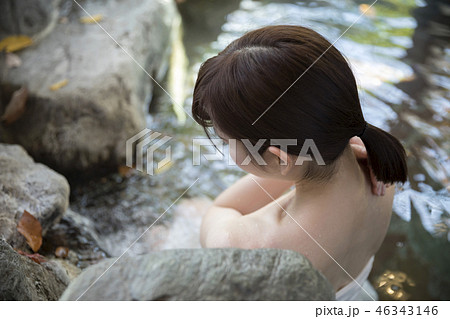 温泉 露天風呂 女性 入浴シーンの写真素材