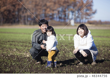 農家の家族 46344756