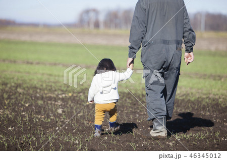 農家の親子 46345012