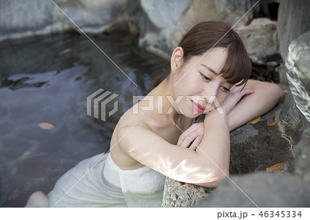 温泉 露天風呂 女性 入浴シーンの写真素材