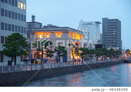 小雨降る黄昏時の松江の街並と堀川 46346309
