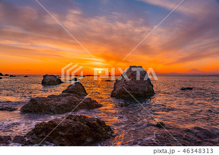 葉山森戸の夕景(富士山と裕二郎灯台) 葉山森戸の夕景(富士山と裕二郎灯台) 46348313