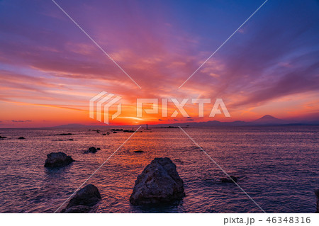 葉山森戸の夕景(富士山と裕二郎灯台) 葉山森戸の夕景(富士山と裕二郎灯台) 46348316