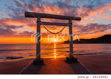 鳥居の向こうに沈む夕日（千葉県　鵜原海岸） 46348982