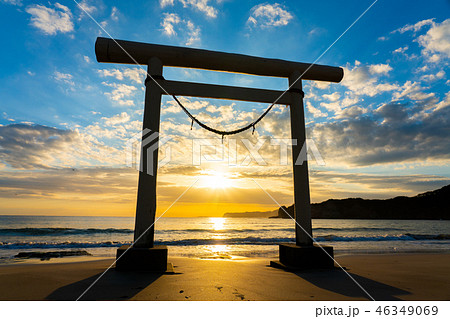 鳥居と夕日（千葉県　鵜原海岸） 46349069