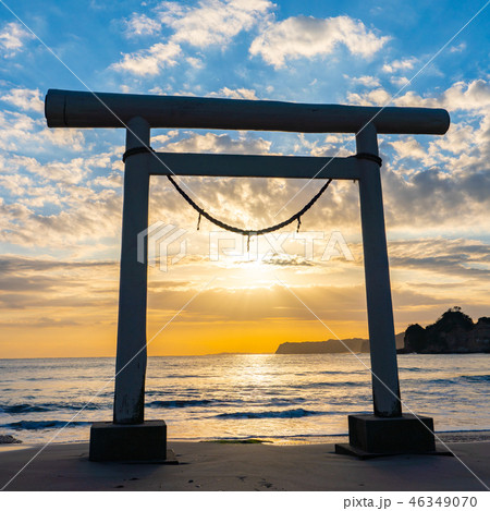 鳥居と夕日(千葉県 鵜原海岸) 鳥居と夕日(千葉県 鵜原海岸) 46349070