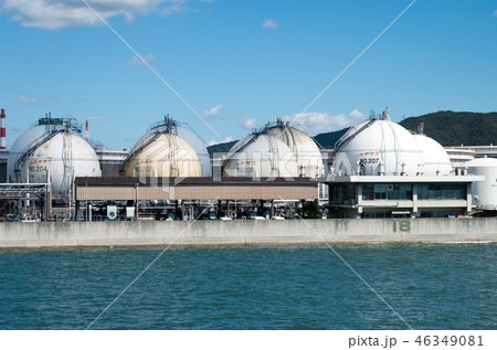 石油コンビナートのタンク群 46349081