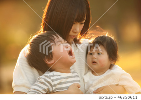 泣く男の子 46350611