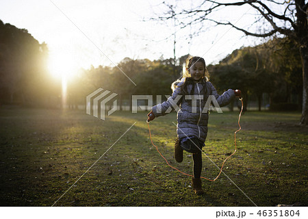 縄跳びで遊ぶ女の子 縄跳びで遊ぶ女の子 46351804