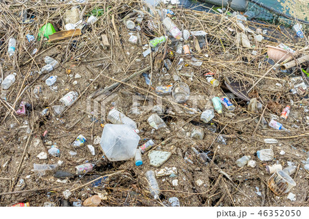海のごみ　漂着物　水質汚染　廃棄物　環境問題 46352050