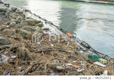 海のごみ　漂着物　水質汚染　廃棄物　環境問題 46352051
