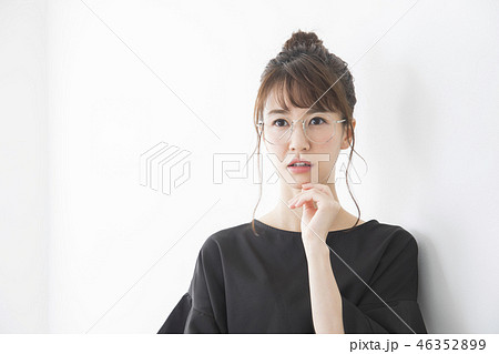 困る女性 46352899