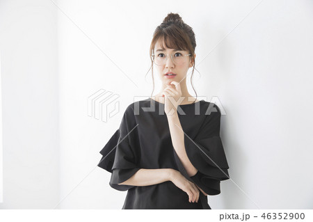 困る女性 46352900