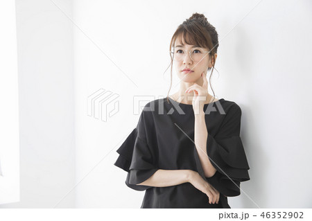 困る女性 46352902