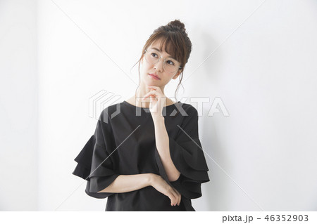 困る女性 46352903