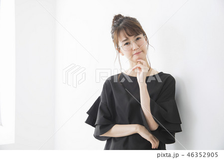 困る女性 46352905