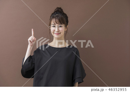 眼鏡の女性 46352955