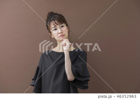 困る女性 困る女性 46352963