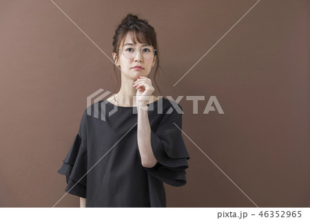 困る女性 困る女性 46352965