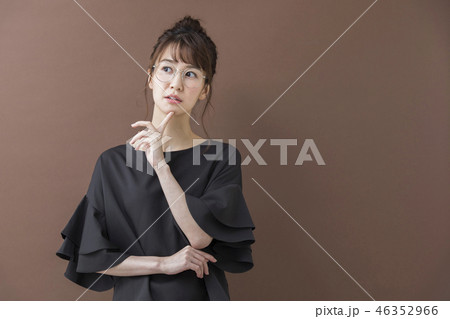 困る女性 困る女性 46352966