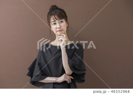 困る女性 困る女性 46352968