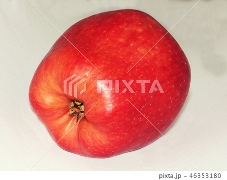 Ripe apple in close up Ripe apple in close up 46353180