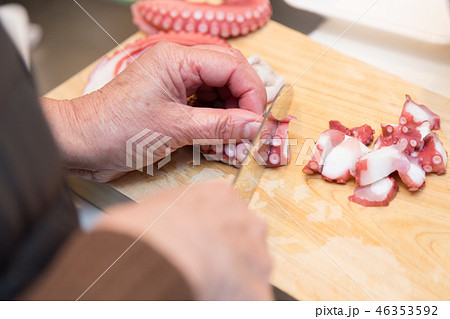 ゆでだこを切る女性（シニア） 46353592