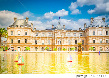 Luxembourg garden with pond 46354143