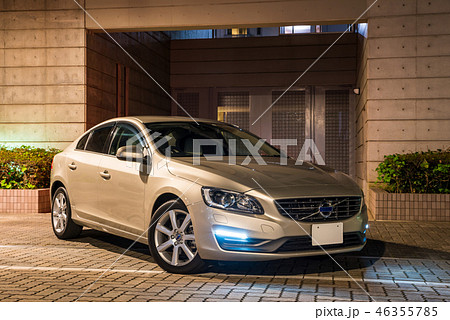金色の車とマンションの夜景 金色の車とマンションの夜景 46355785
