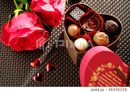 バレンタイン・チョコレートのギフトボックス 46356158