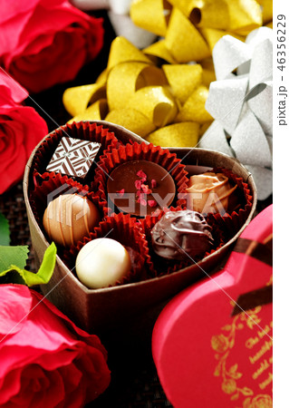 バレンタイン・チョコレートのギフトボックス 46356229