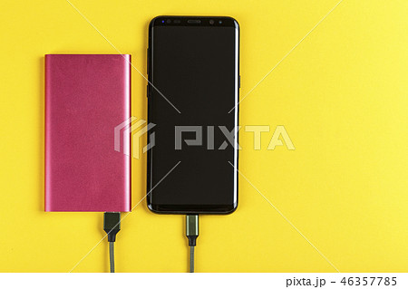 the phone is charging from the power bank 46357785