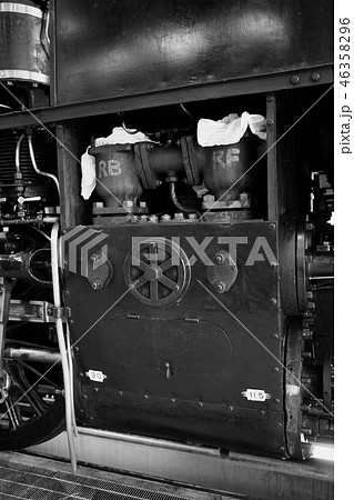 検修庫で整備を受ける蒸気機関車・C11 検修庫で整備を受ける蒸気機関車・C11 46358296