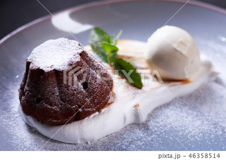 chocolate fondant cake, restaurant serving chocolate fondant cake, restaurant serving 46358514