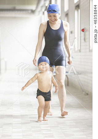 プールサイドを歩く男の子と女性 46358844