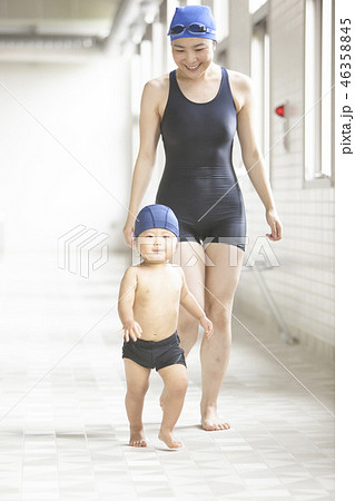 プールサイドを歩く男の子と女性 46358845