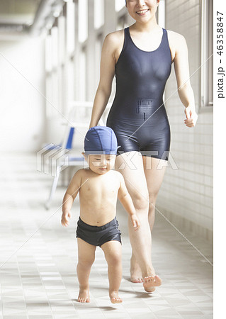 プールサイドを歩く男の子と女性 46358847