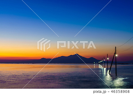 長部田海床路の日没後　【熊本県宇土市】 46358908