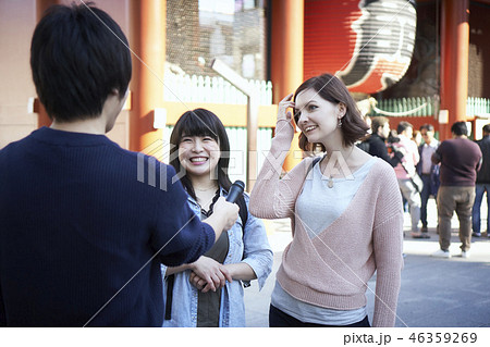 外国人と東京観光　浅草寺雷門　街頭インタビュー 46359269