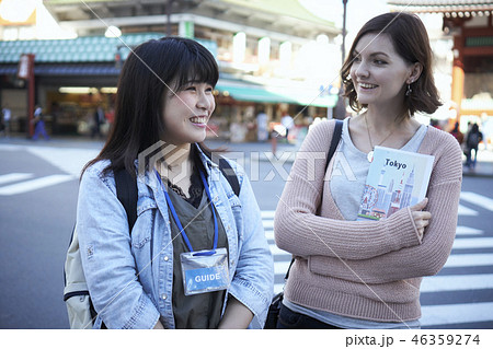外国人と東京観光　浅草寺雷門 46359274