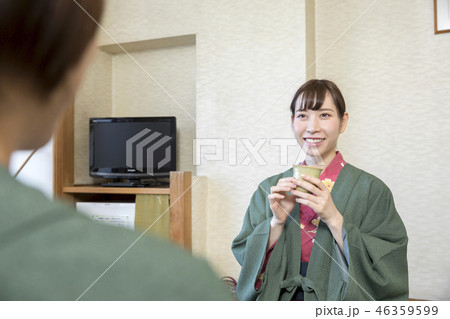 温泉旅館の客室で寛ぐ女性2人 温泉旅館の客室で寛ぐ女性2人 46359599