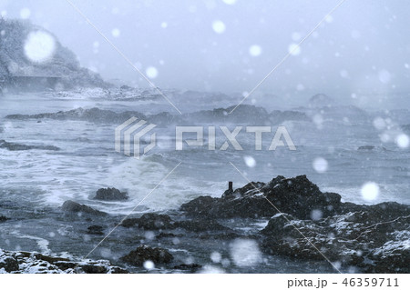 雪降る冬の日本海 46359711