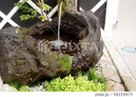 道行く人や、訪れた人達に阿蘇山脈の湧水を提供する阿蘇一宮町の「水基」風景 道行く人や、訪れた人達に阿蘇山脈の湧水を提供する阿蘇一宮町の「水基」風景 46359974