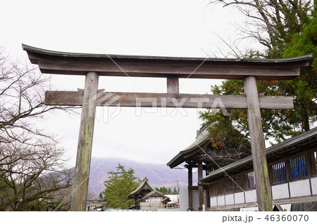 阿蘇山脈の湧水「水基」を提供する阿蘇一宮町の門前町通りの風景 阿蘇山脈の湧水「水基」を提供する阿蘇一宮町の門前町通りの風景 46360070
