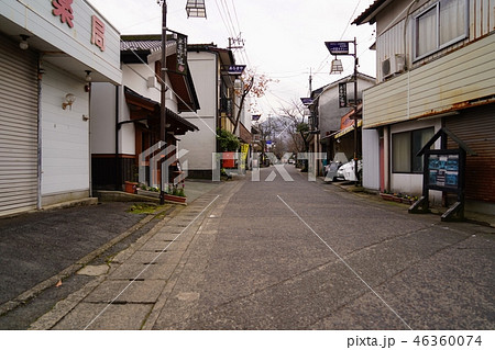 阿蘇山脈の湧水「水基」を提供する阿蘇一宮町の門前町通りの風景 阿蘇山脈の湧水「水基」を提供する阿蘇一宮町の門前町通りの風景 46360074